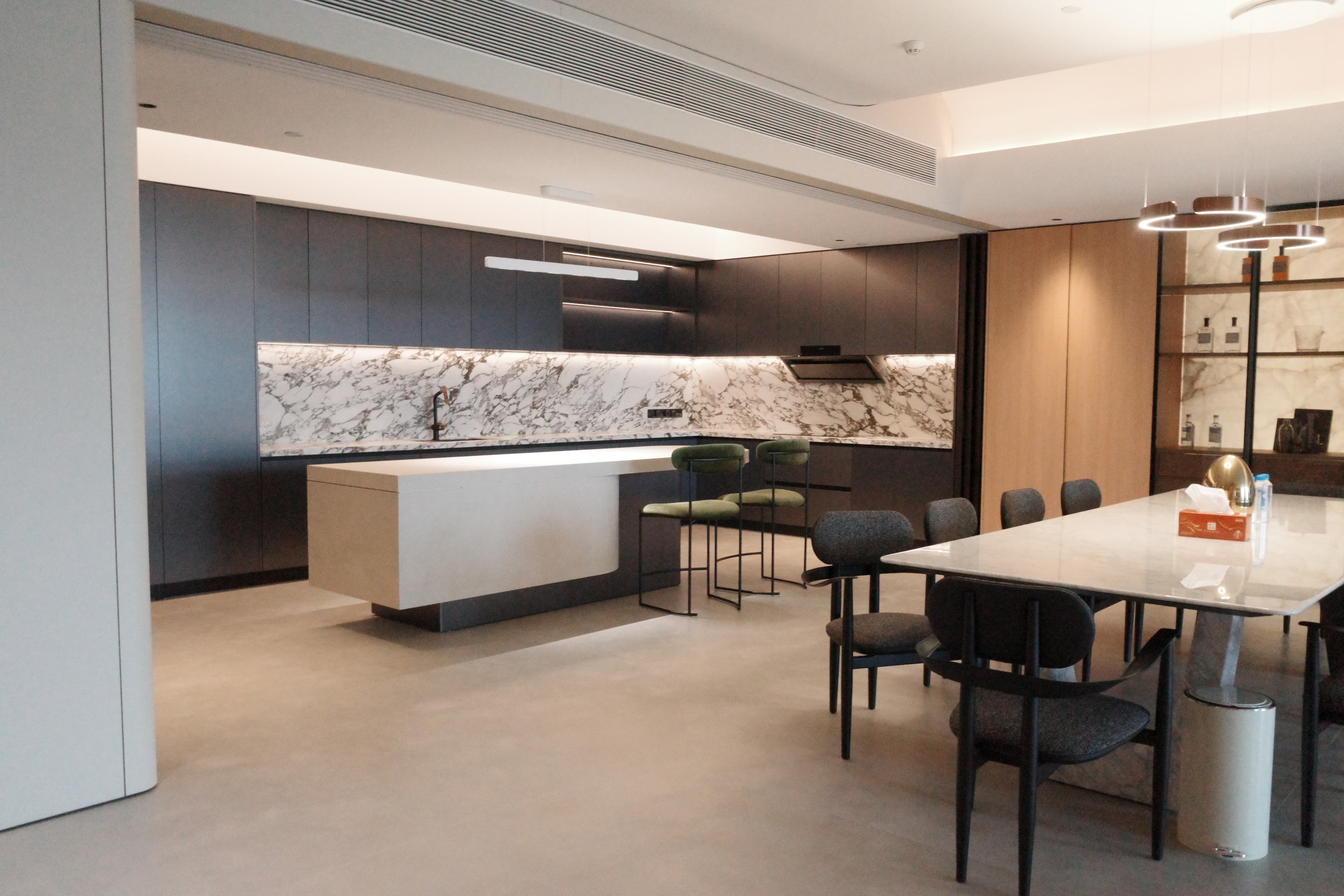 Maximizing Storage With Custom Modern Cabinet Design