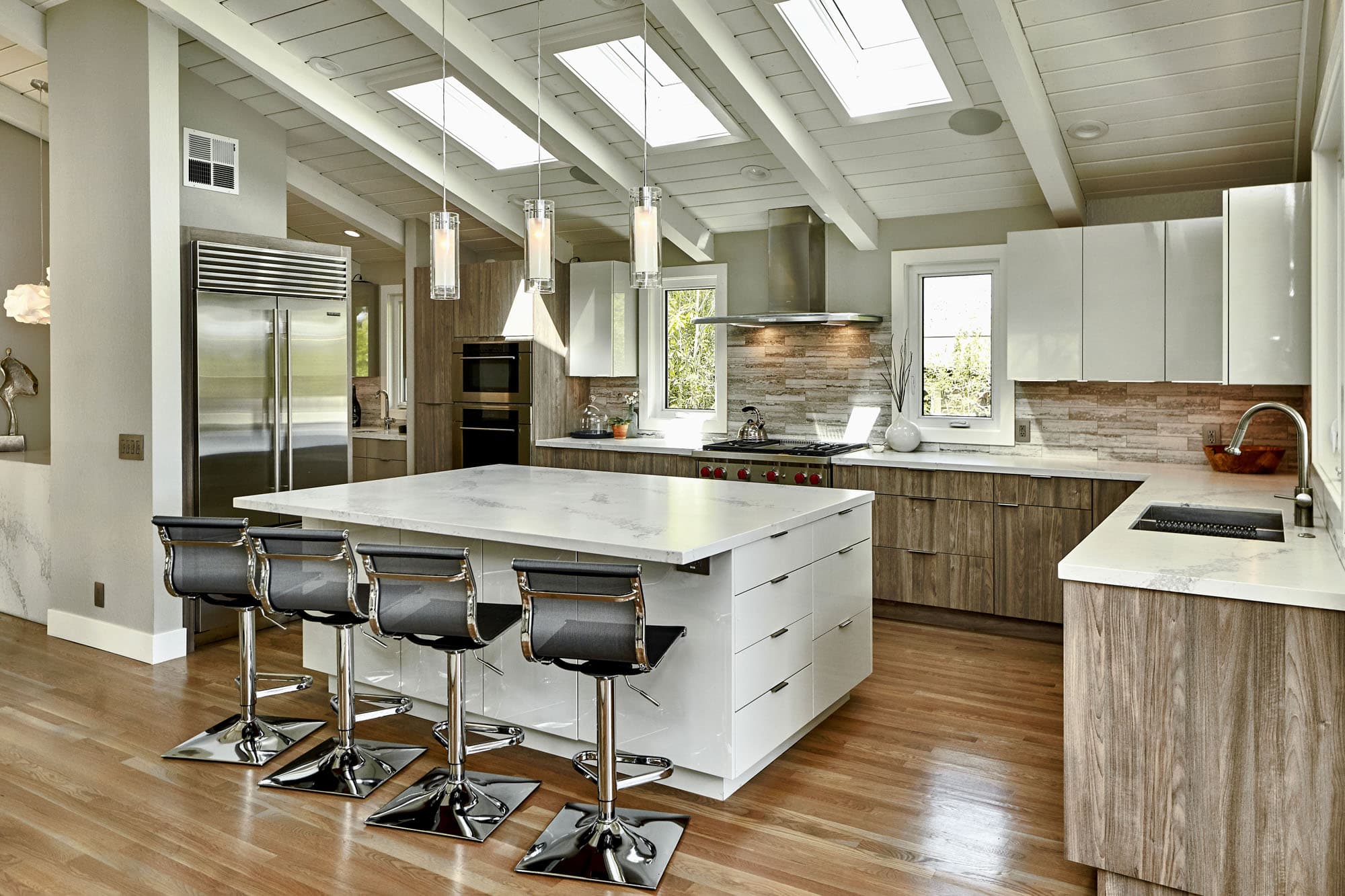 Modern Rustic Kitchen With White Gloss & Gray Cabinets