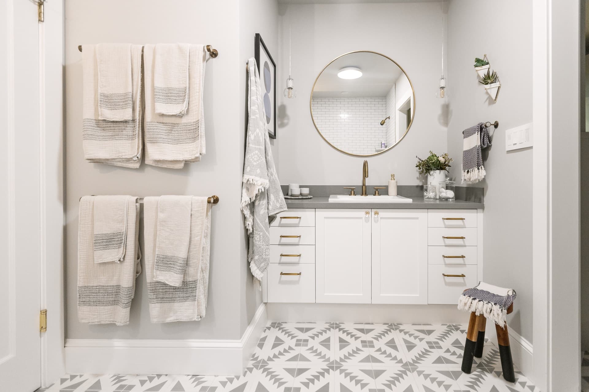 Neutral Tone Transitional Bathroom
